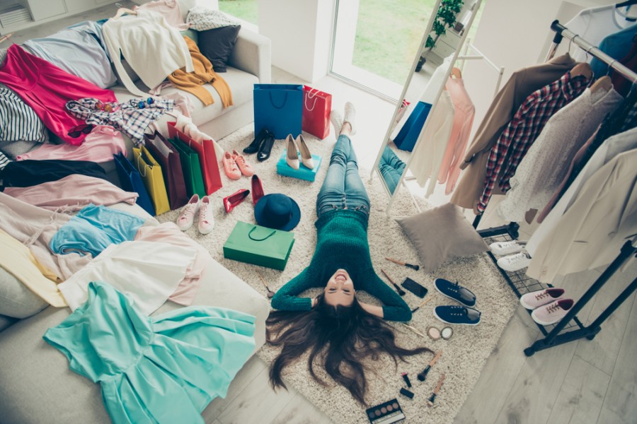 Quels accessoires peuvent aider à maximiser l'espace de rangement dans un dressing ?