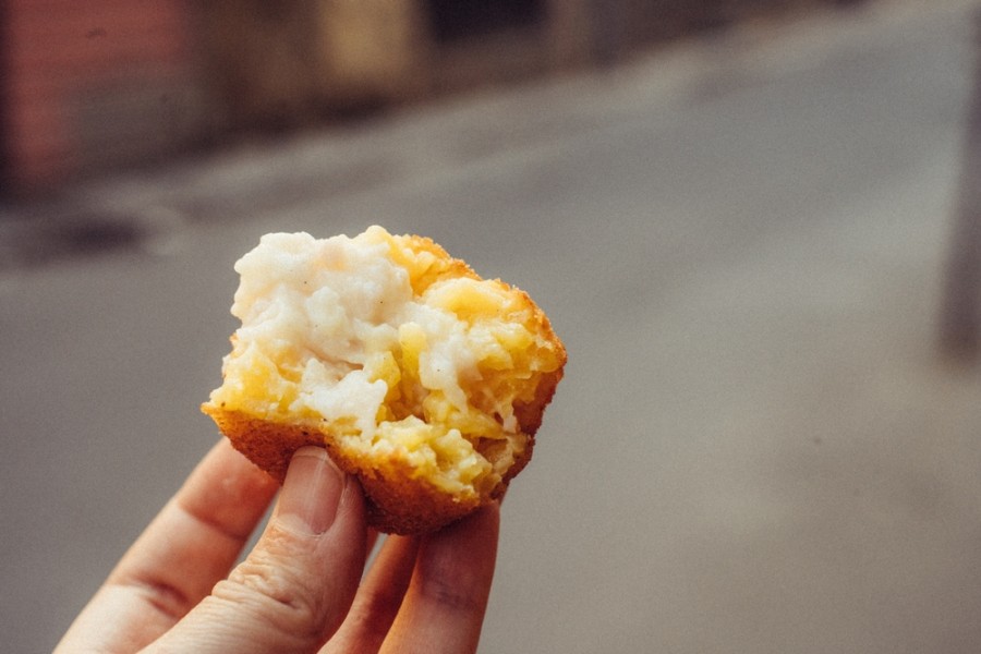 Quels sont les ingrédients de base pour réaliser des arancini siciliens ?