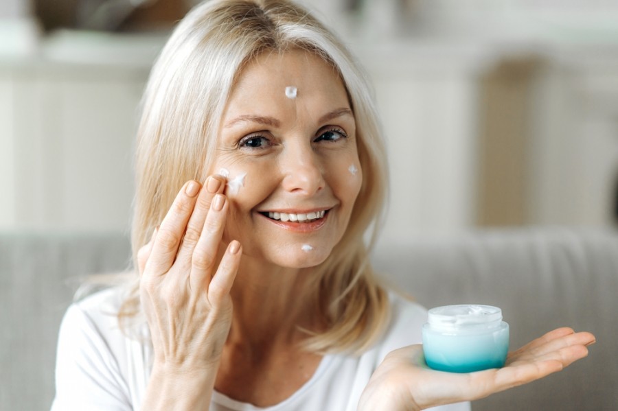 Quels sont les produits cosmétiques naturels recommandés pour raffermir la peau du visage ?
