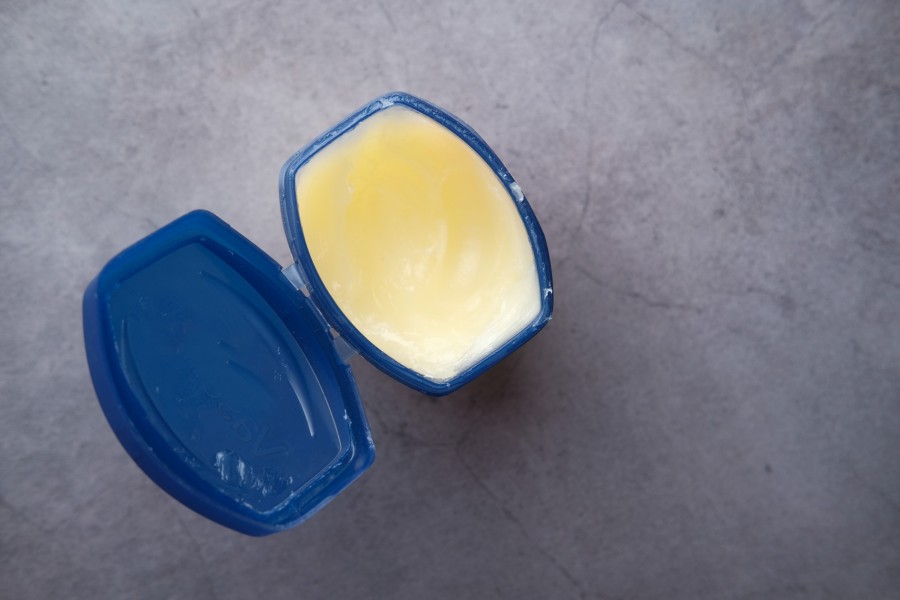 À quoi sert la vaseline sur les cheveux ?